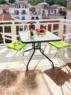 Outdoor dining - Dinas Apartment - Alonnisos Summer Haven (Patitiri)