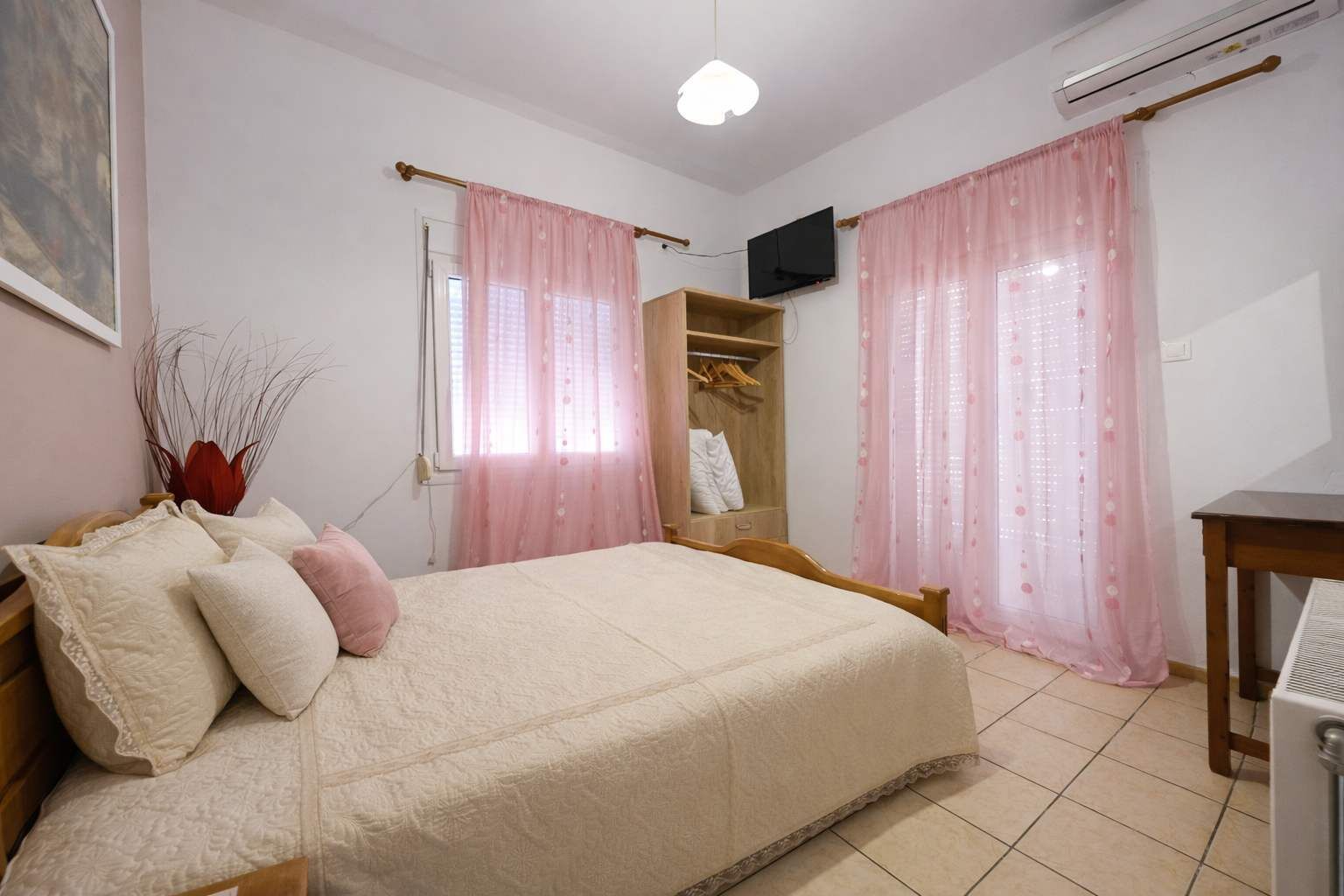 1 habitación, tabla de planchar con plancha y wifi 