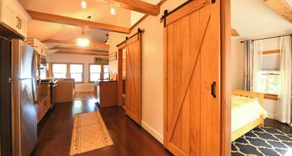 ** SPRING SPECIAL ** Pet-Friendly Thomas Pond Getaway with Serene Lake Views