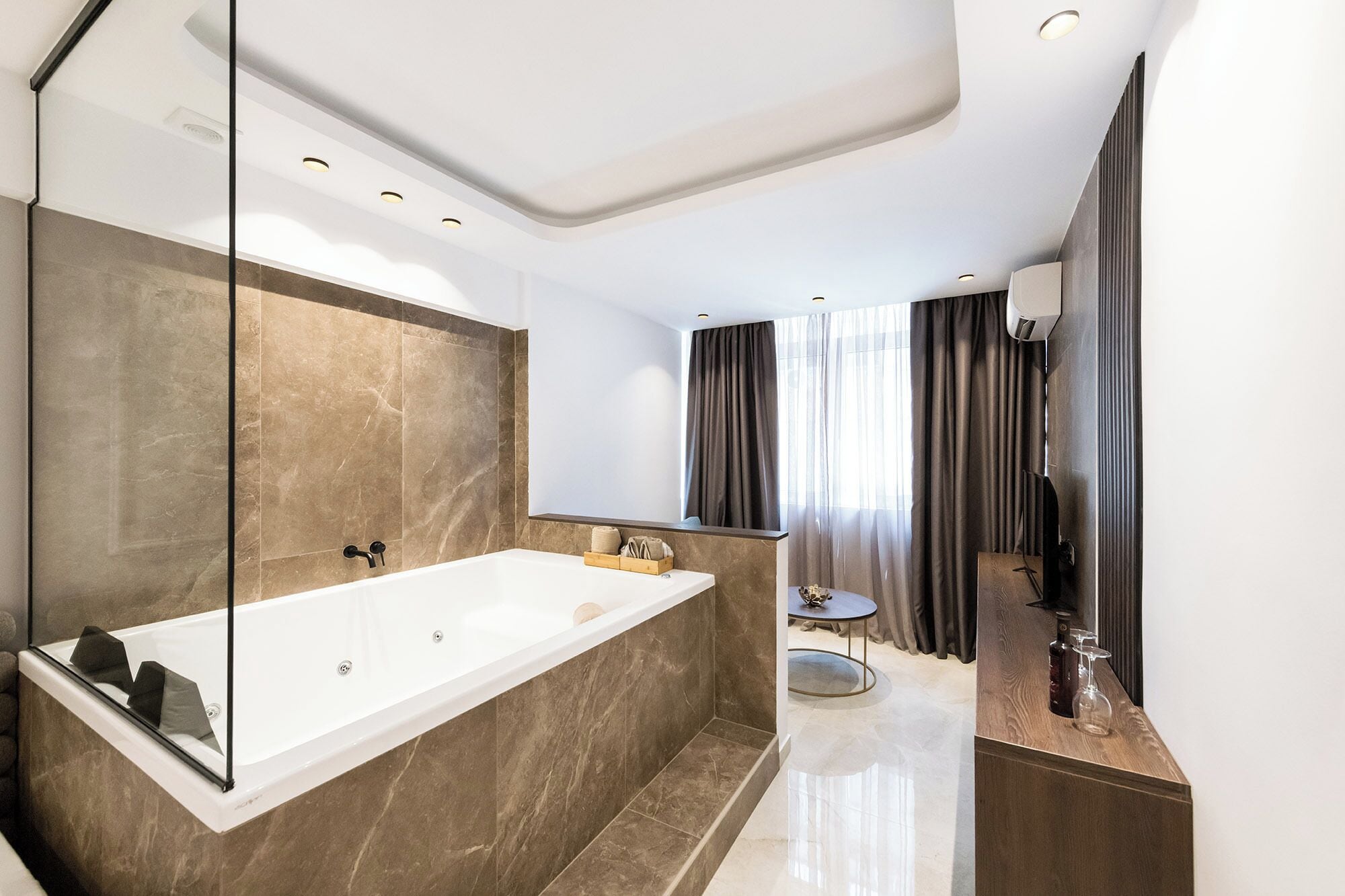 Exclusive apartment with hot tub | Jetted bathtub