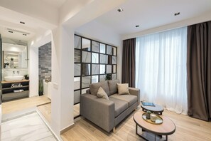 Suite with hot tub | 起居区 | 平板电视