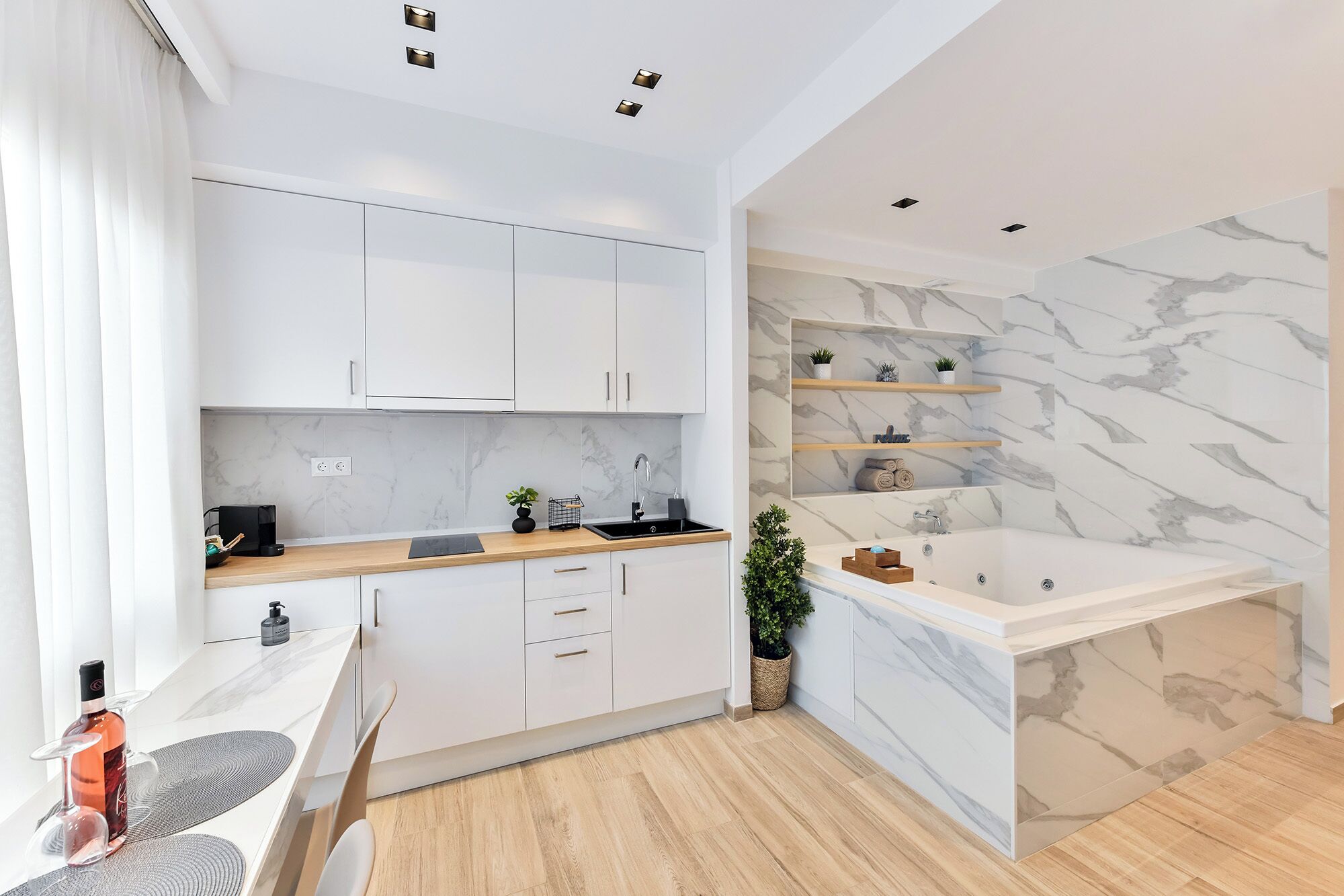 Suite with hot tub | Jetted bathtub