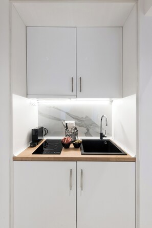 Suite with hot tub | Private kitchenette | Mini-fridge, stovetop, cookware/dishes/utensils