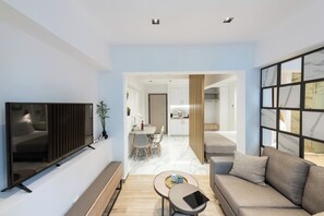 Suite with hot tub | 起居区 | 平板电视