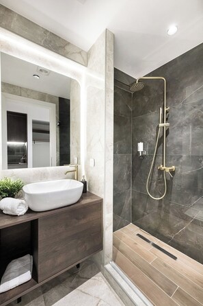 Apartamento clássico | Banheiro | Chuveiro, secador de cabelo, toalhas de banho, sabonete