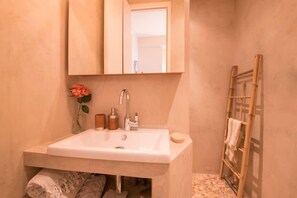 Hårføner og håndklær