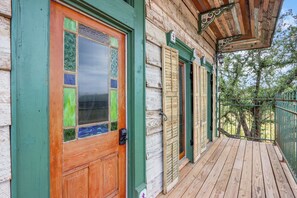 Exterior detail - Romantic Treehouse Near Lake Buchanan (Lampasas)