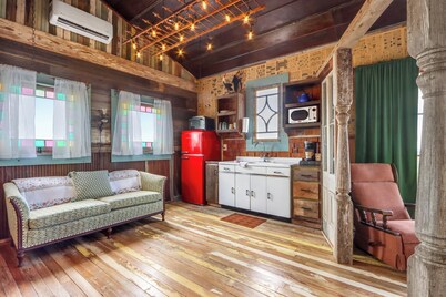 Romantic Treehouse Escape in Hill Country