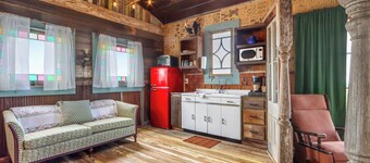 Romantic Treehouse Escape in Hill Country