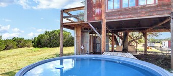 Romantic Treehouse Escape in Hill Country