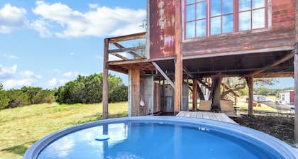 Romantic Treehouse Escape in Hill Country