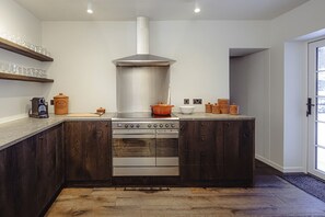 Fridge, oven, stovetop, dishwasher - Old school, cozy cottage for 7 (Aberdeenshire)