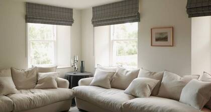 Old school, cozy cottage for 7