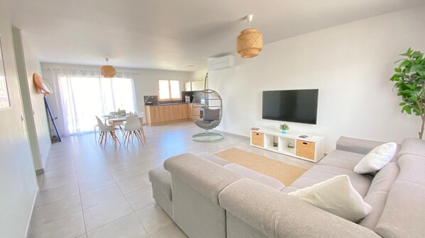 Smart TV, table tennis