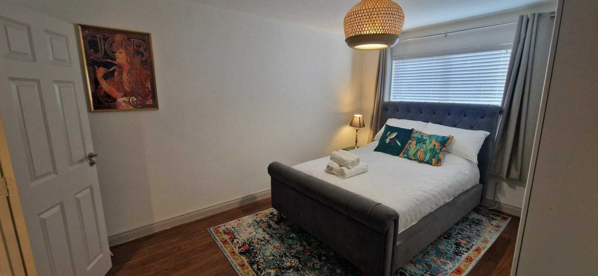 3 habitaciones, tabla de planchar con plancha, internet y ropa de cama 