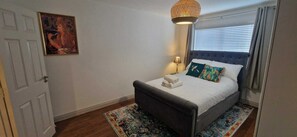 3 slaapkamers, een strijkplank/strijkijzer, internet, beddengoed