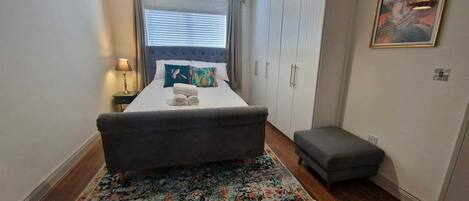 3 habitaciones, tabla de planchar con plancha, internet y ropa de cama