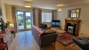 Télévision, cheminée, espaces bureaux