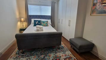 3 bedrooms, iron/ironing board, travel cot, Internet
