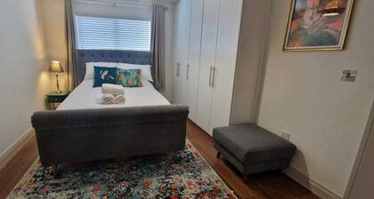 Refurbed, Modern & Stylish 3BD w/Garden / Pets OK