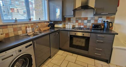 Refurbed, Modern & Stylish 3BD w/Garden / Pets OK