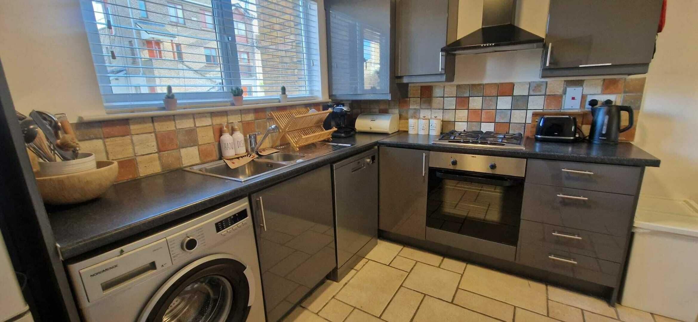 Réfrigérateur, four à micro-ondes, un four, surface de cuisson