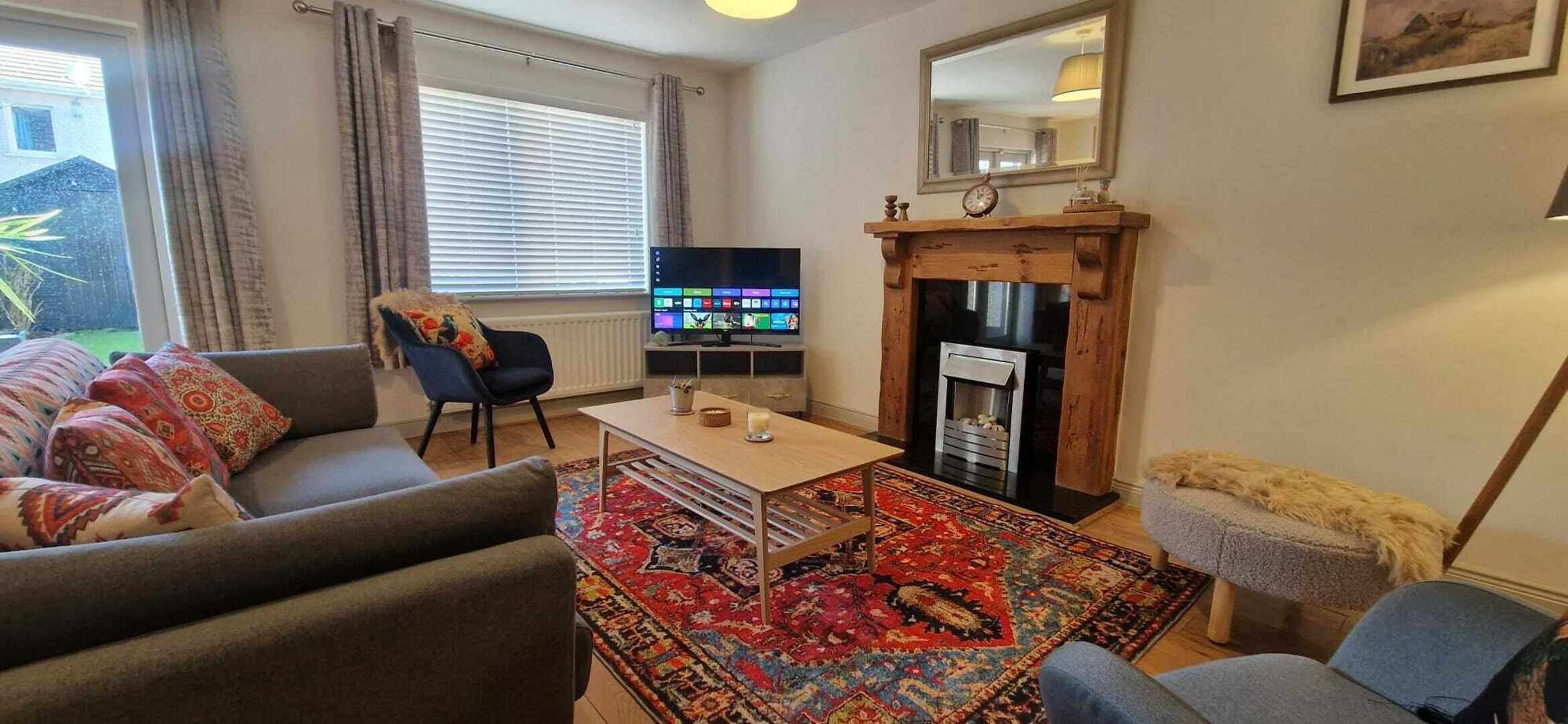 Televisión, chimenea y oficina 