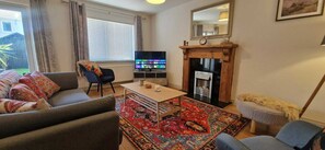 Televisie, een open haard en een kantoor