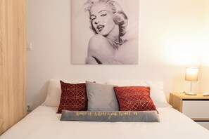 Tabla de planchar con plancha y ropa de cama 