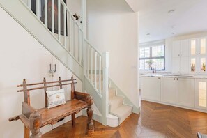 Interior - Stunningly Curated 2BD House in Gated Mews (Greater London)