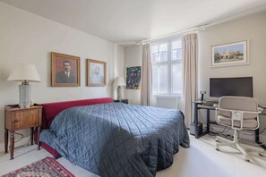 2 bedrooms, desk, iron/ironing board, WiFi