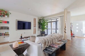 TV, stereo, offices - Stunningly Curated 2BD House in Gated Mews (Greater London)