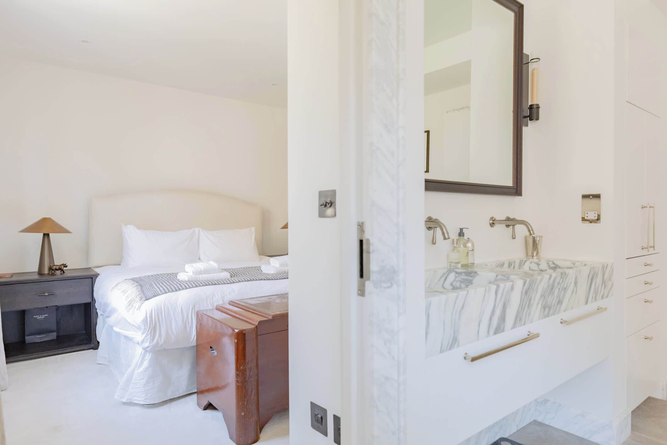 2 bedrooms, desk, iron/ironing board, WiFi