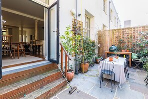 Outdoor dining - Stunningly Curated 2BD House in Gated Mews (Greater London)