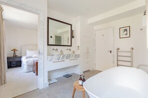 Shower, hair dryer - Stunningly Curated 2BD House in Gated Mews (Greater London)