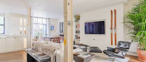 Fernseher, Stereoanlage, Arbeitsbereiche