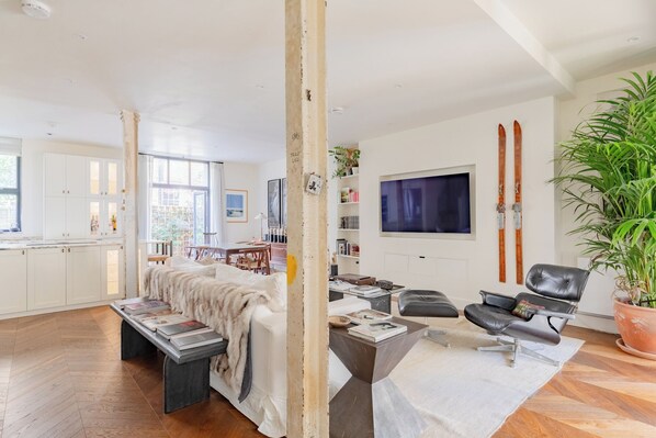 TV, stereo, offices - Stunningly Curated 2BD House in Gated Mews (Greater London)