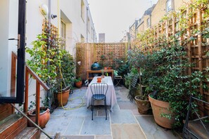 Outdoor dining - Stunningly Curated 2BD House in Gated Mews (Greater London)