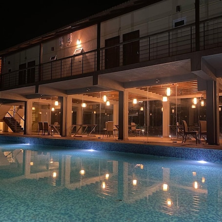 Una piscina al aire libre