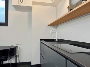 Kjøleskap, mikrobølgeovn, kokeplater og oppvaskmaskin