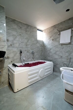 Deluxe-dobbeltværelse | Badeværelse | Hjemmesko, håndklæder, Sæbe, Shampoo