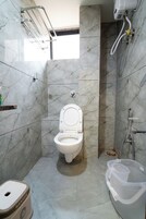 Deluxe Double Room | Bathroom | Slippers, towels, soap, shampoo