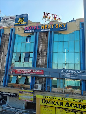 TV - Hotel Nest Sky (Ahmedabad)