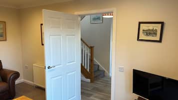 Småhus, 2 soverom | Blendingsgardiner, strykejern/-brett, reiseseng for barn og sengetøy