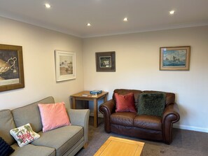 平房, 2 間臥室 | 客廳 | 32 吋LCD 電視連數碼電視頻道