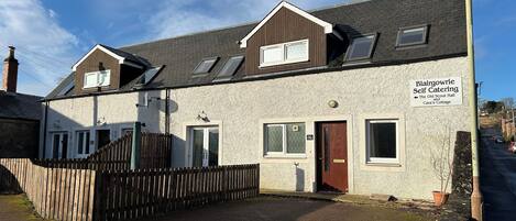 Vista frontal de la propiedad