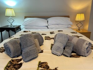 Cottage, 2 kamar tidur | Tirai kedap cahaya, setrika/meja setrika, dan tempat tidur bayi