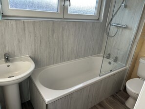 Casa de campo, 2 habitaciones | Baño | Tina con regadera, secadora de cabello, toallas, papel de baño 