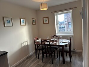 Cottage, 2 chambres | Restauration dans la chambre