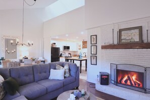 Smart TV, fireplace